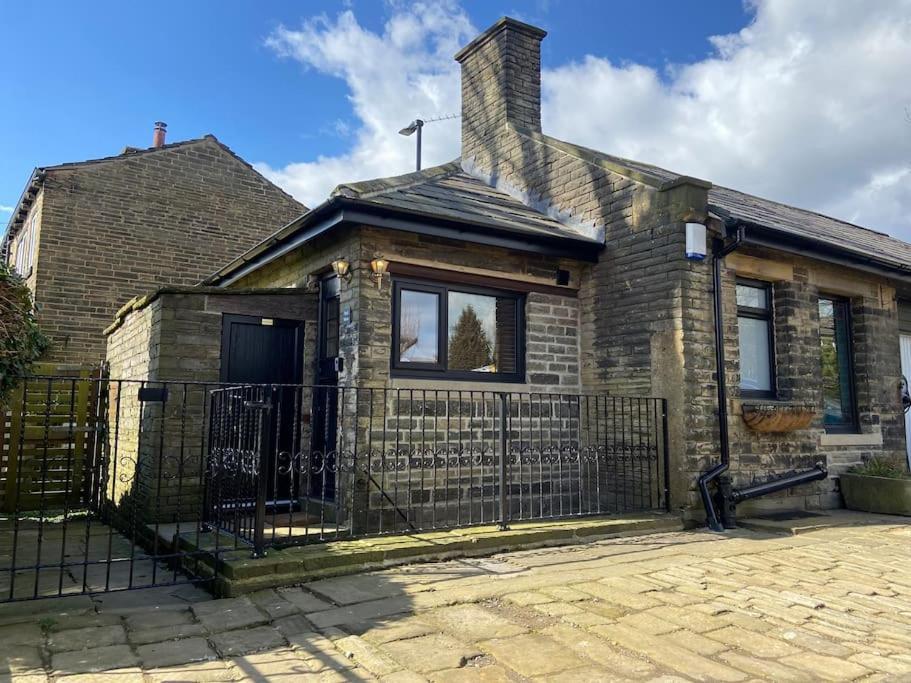 Unique Victorian Stable Conversion ハリファックス エクステリア 写真