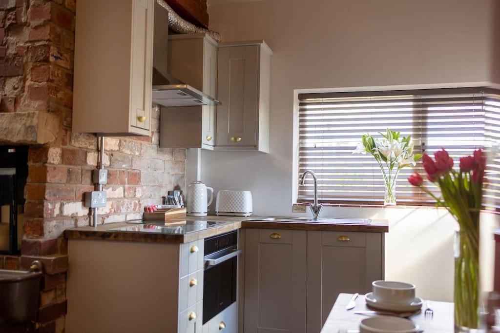 Unique Victorian Stable Conversion ハリファックス エクステリア 写真