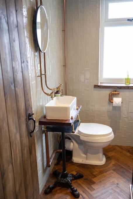 Unique Victorian Stable Conversion ハリファックス エクステリア 写真