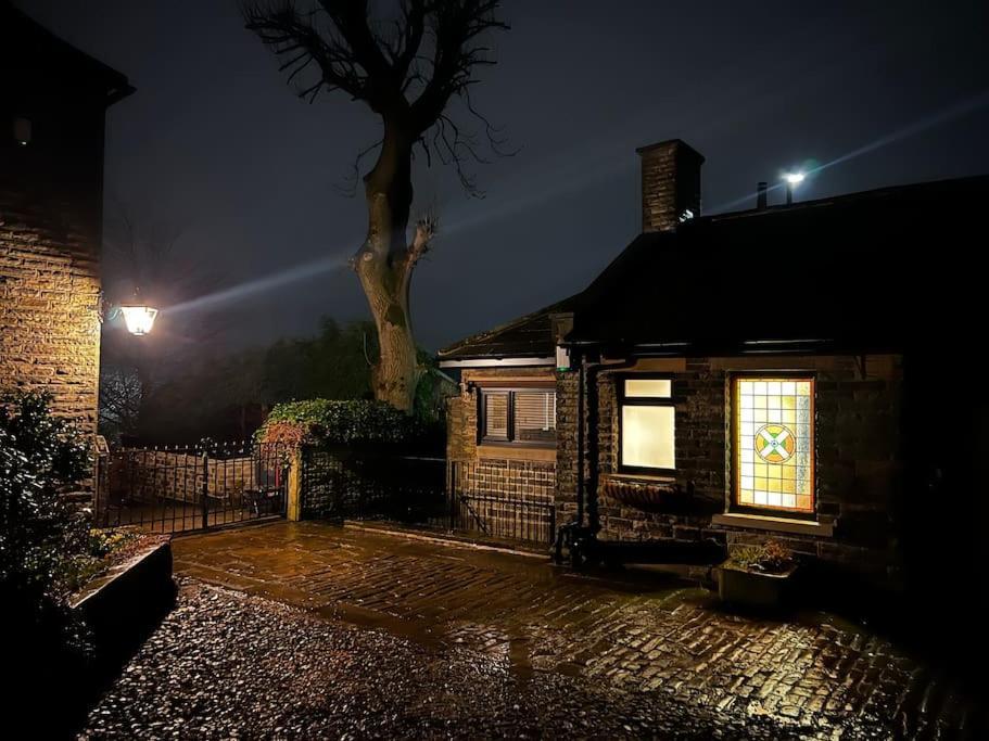 Unique Victorian Stable Conversion ハリファックス エクステリア 写真