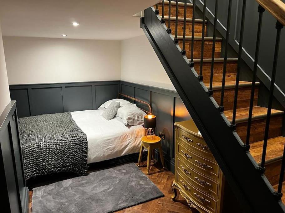Unique Victorian Stable Conversion ハリファックス エクステリア 写真