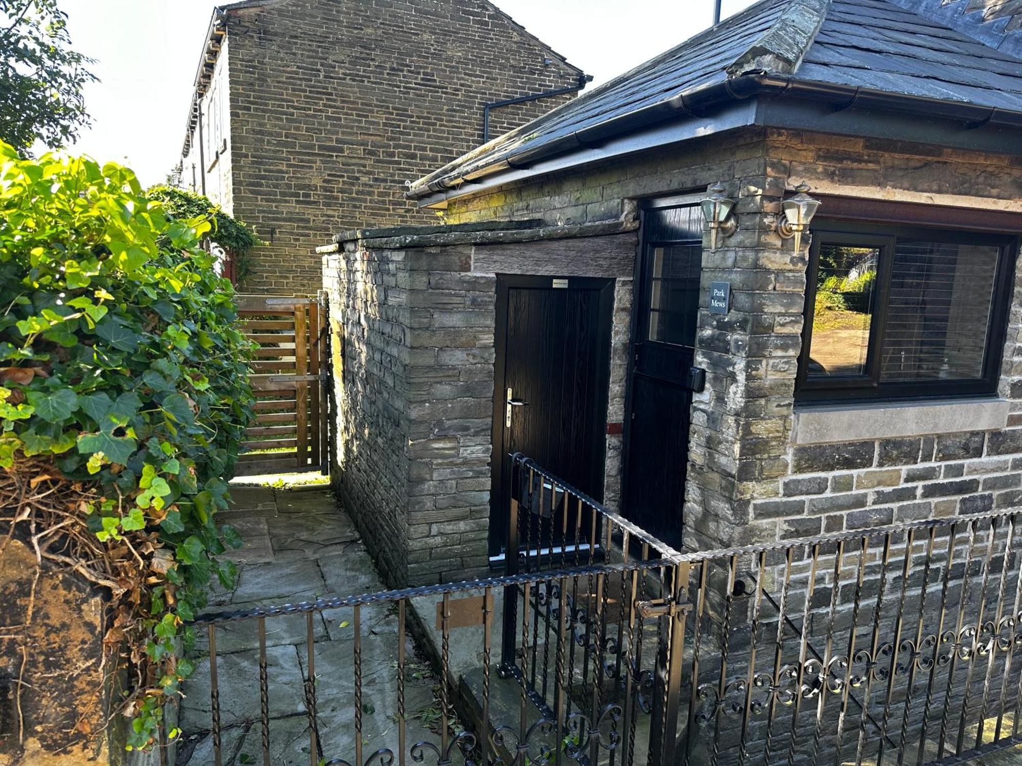 Unique Victorian Stable Conversion ハリファックス エクステリア 写真